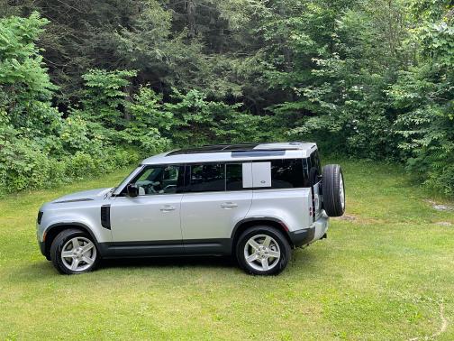Photo 1 of 2 of 2023 Land Rover Defender SE